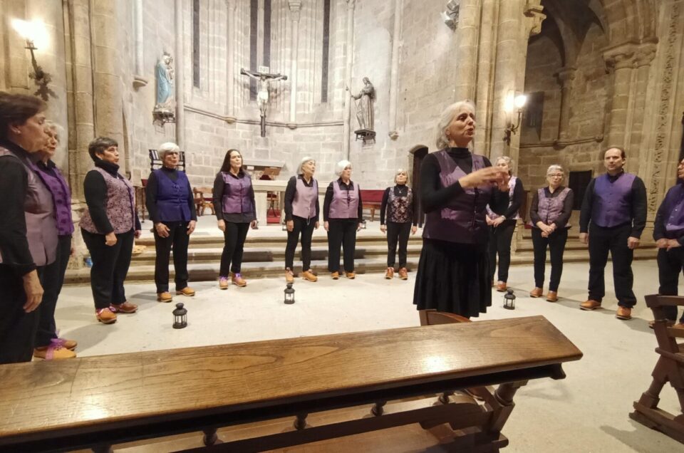 Brillante concerto do coro Canta Compaña na igrexa de Santiago